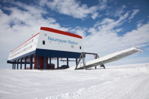Die deutsche Forschungsstation Neumayer-Station III in der Antarktis. Alfred-Wegener-Institut /Thomas Steuer (CC-BY 4.0)